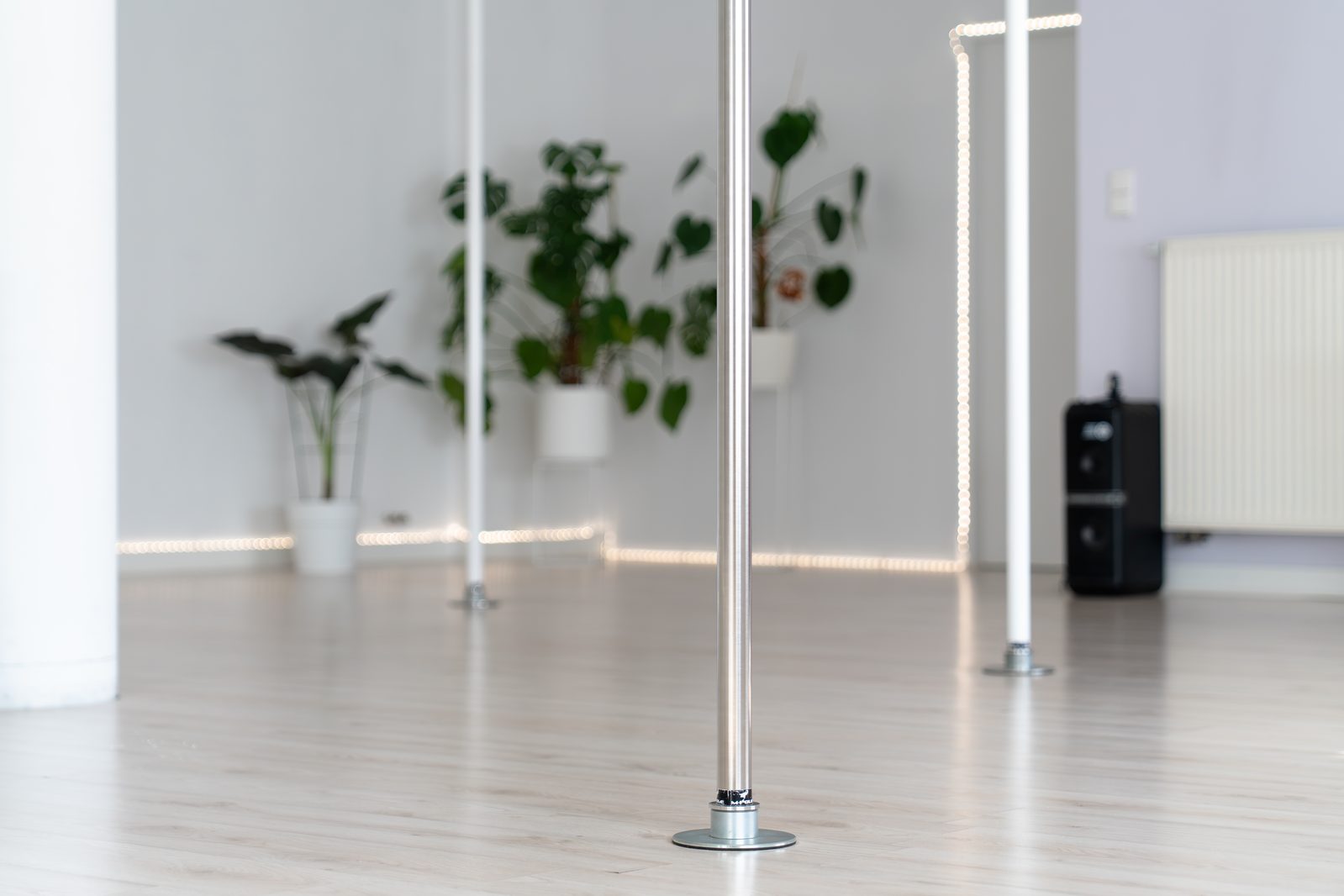 Wnętrze studia z rurami do pole dance
